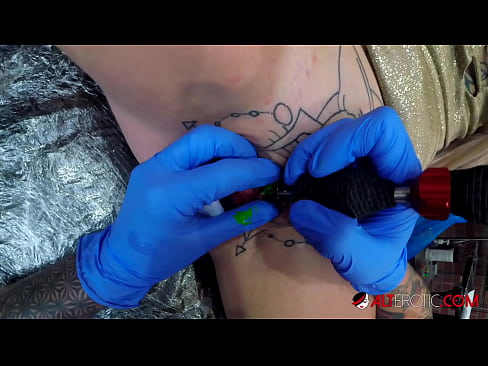 ❤️ Ekstreem tattooed hottie Sully Savage krige in tattoo op har klitoris ️ Seksfideo by ús fy.ixiporn.ru ❤